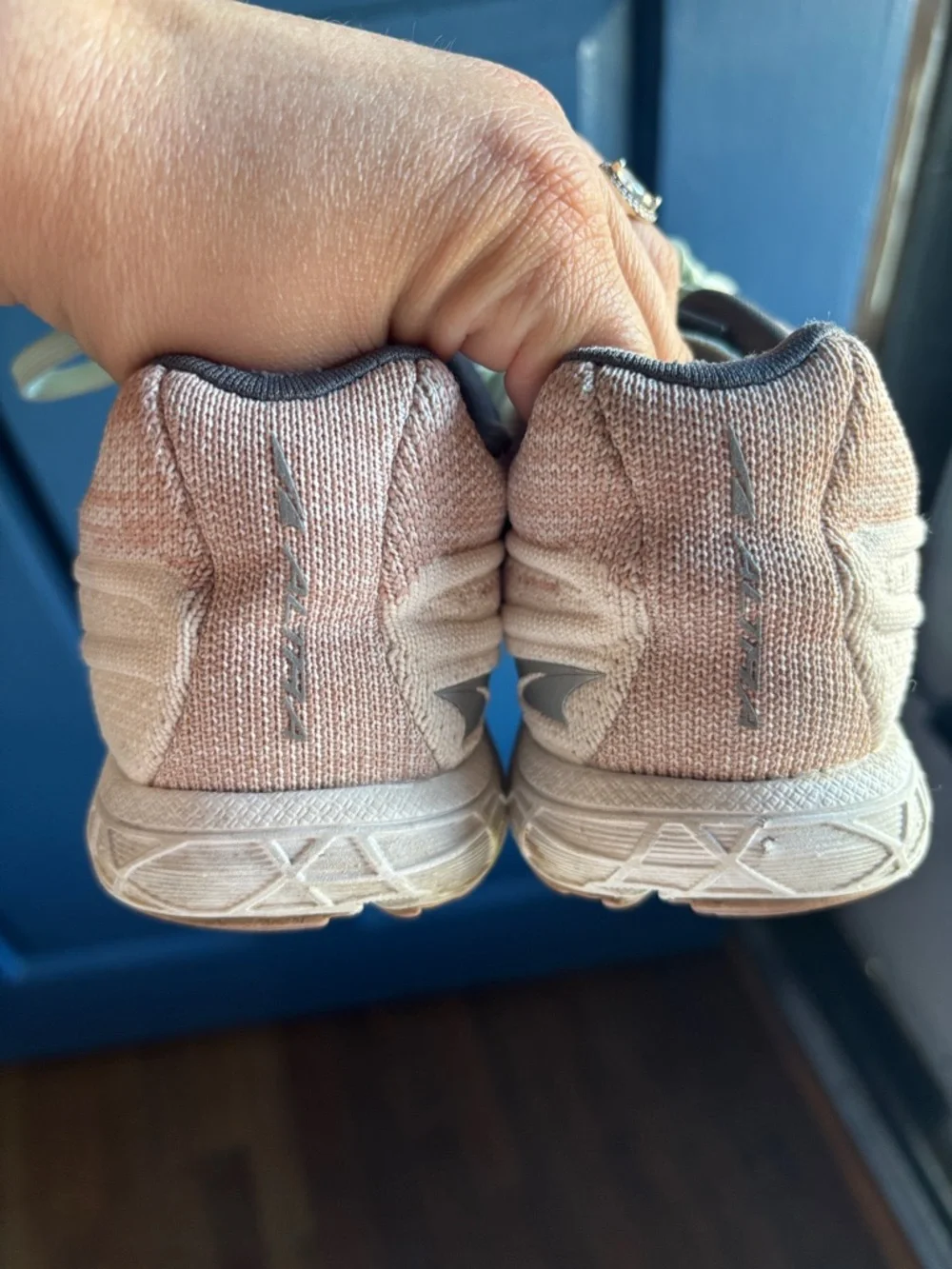 Altra Escalante light pink knit running shoes with mint laces - Picture 4 of 6
